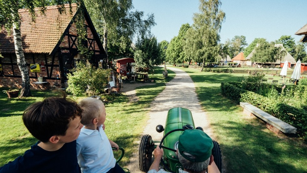 Mit dem Traktor aufs Feld – hier werden alle an der Hand genommen und können das Bauernhofleben entdecken., © TMV/Gaensicke