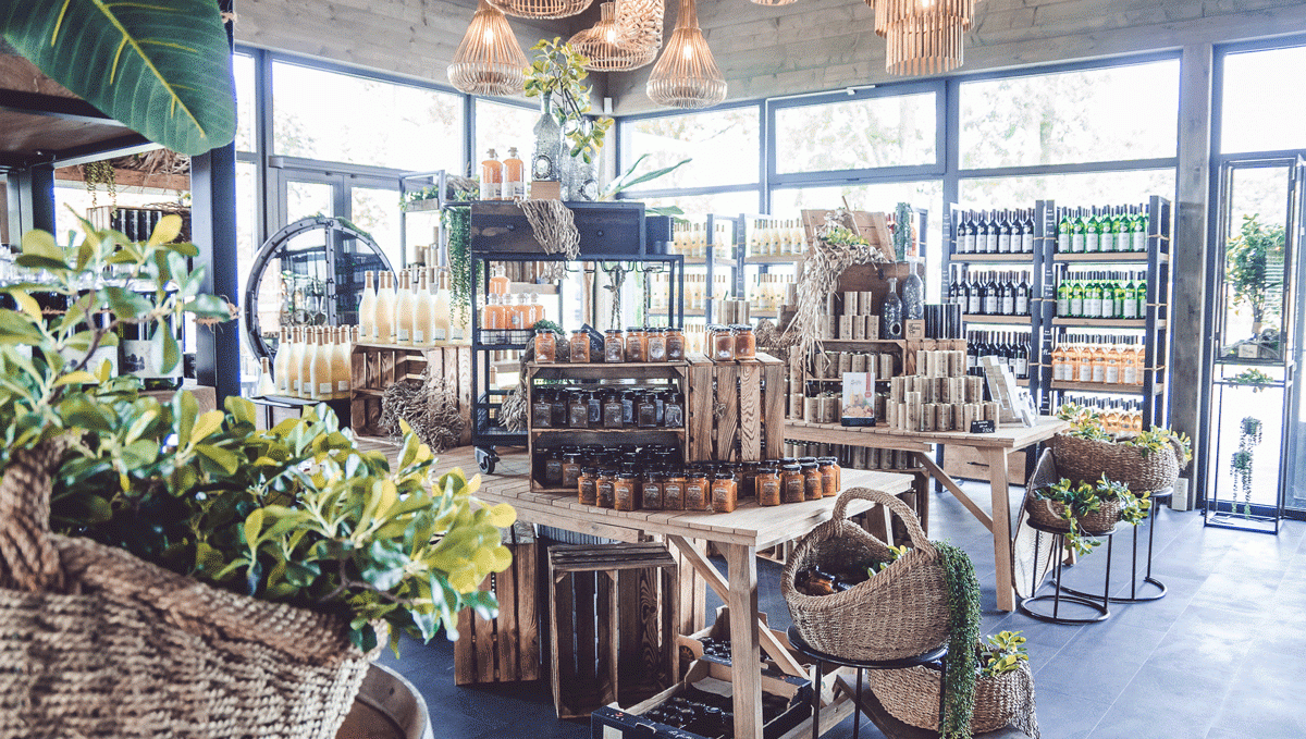 Nicht nur der attraktive Verkaufsraum, sondern auch das angrenzende Bistro & Café laden zum Stöbern und Verweilen ein., © Inselmühle Usedom GmbH