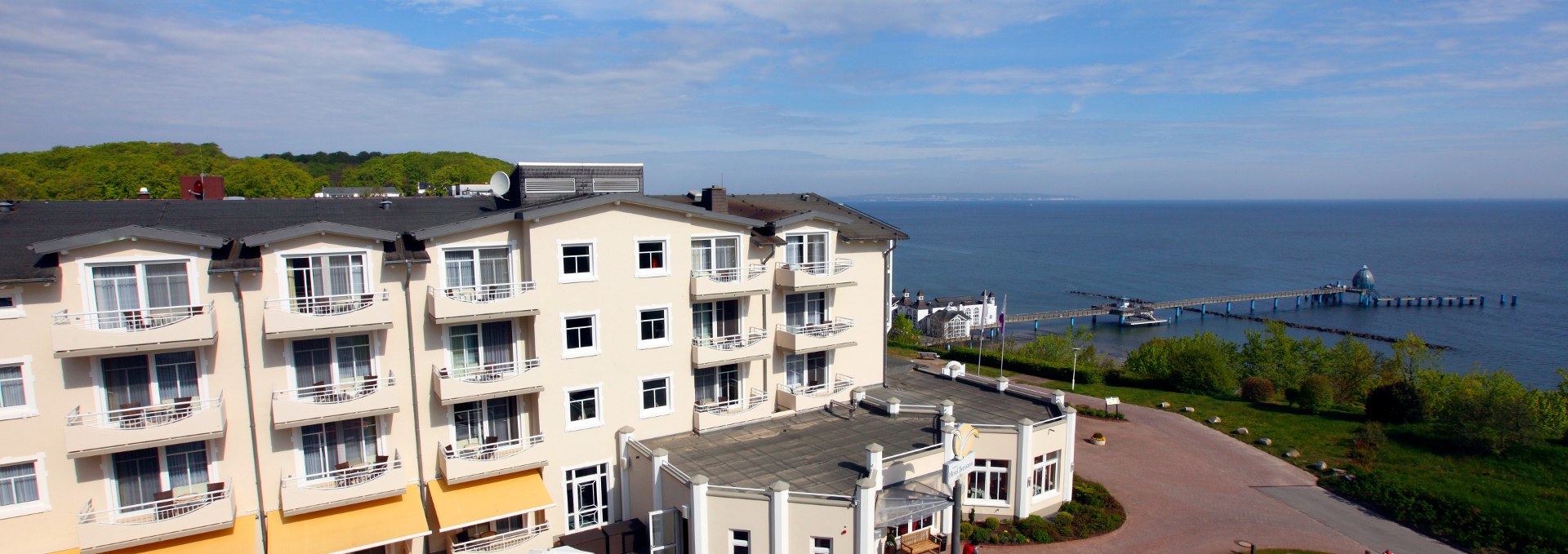 Hotelansicht mit Blick auf´s Meer, © Jochen Tack, Hotel Bernstein