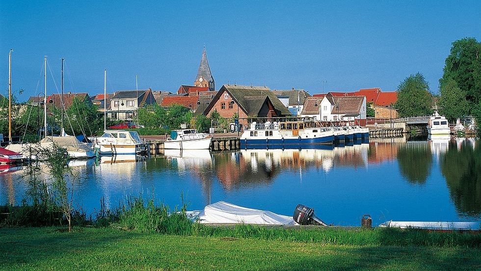 Der kleine Hafen in Neukalen ist für die Freizeitkapitäne zugleich Rast  und Ruhepol, © TMV/Böttcher