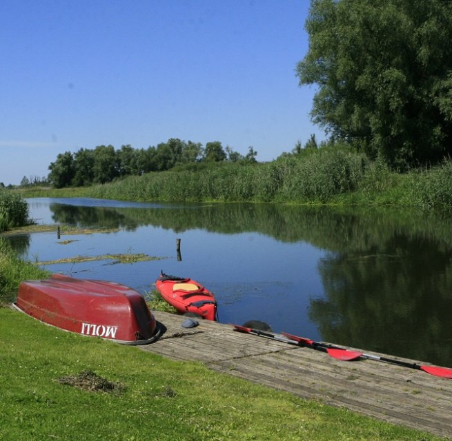 Blick auf den Anlegesteg am Wasserwanderrastplatz Tribsees, © Sabrina Wittkopf-Schade