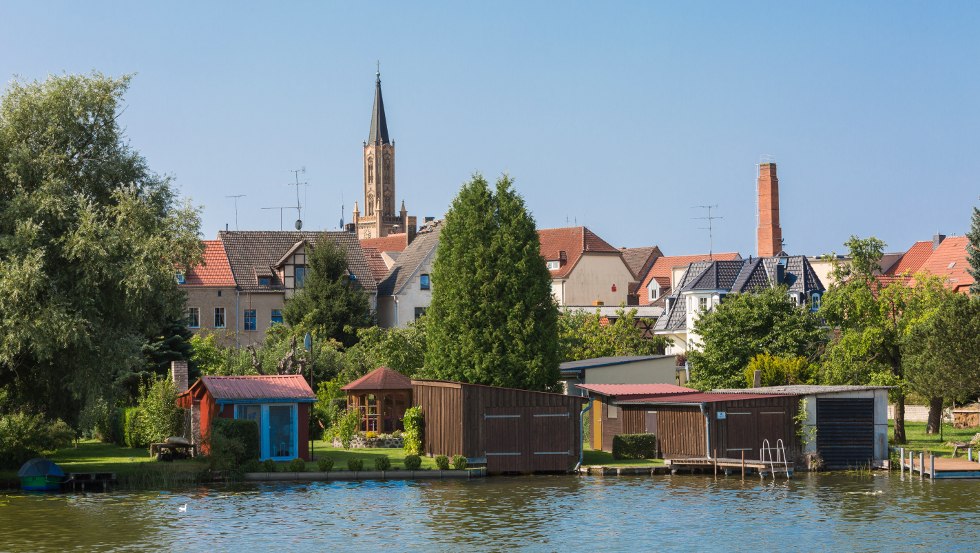 Der Kirchturm trohnt über der Wasserstadt Fürstenberg an der Havel, © TMB-Fotoarchiv/Steffen Lehmann