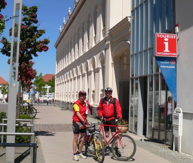 Radler an der Touristinformation, © Stadt Neustrelitz