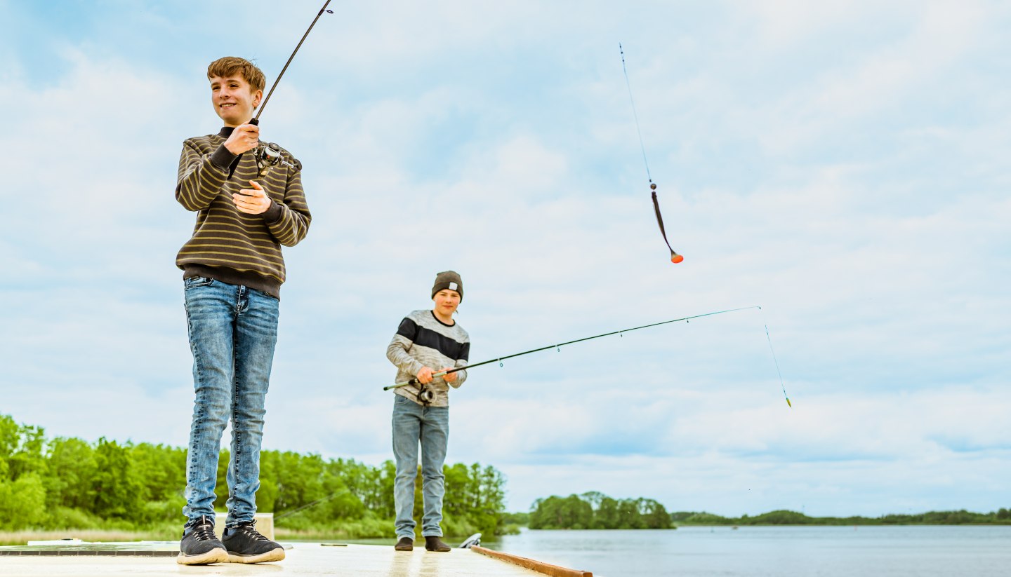 Abenteuer auf dem Hausboot: Kinder genießen einen Tag beim Angeln auf der Müritz., © TMV/Tiemann