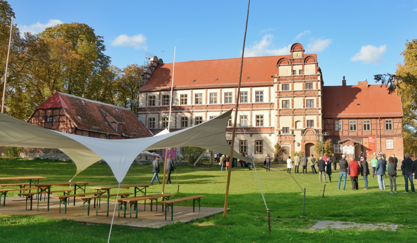 Der Innenhof des Schlosses Gadebusch bei einer Veranstaltung., © Tourismusverband Mecklenburg-Schwerin e.V.