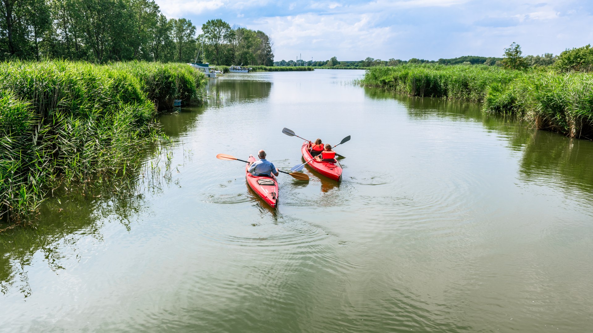 Paddeln auf dem Usedomer Achterwasser ist nicht so einfach, wie es aussieht, finden Josi und Luna, macht aber voll Spaß., © TMV/Tiemann