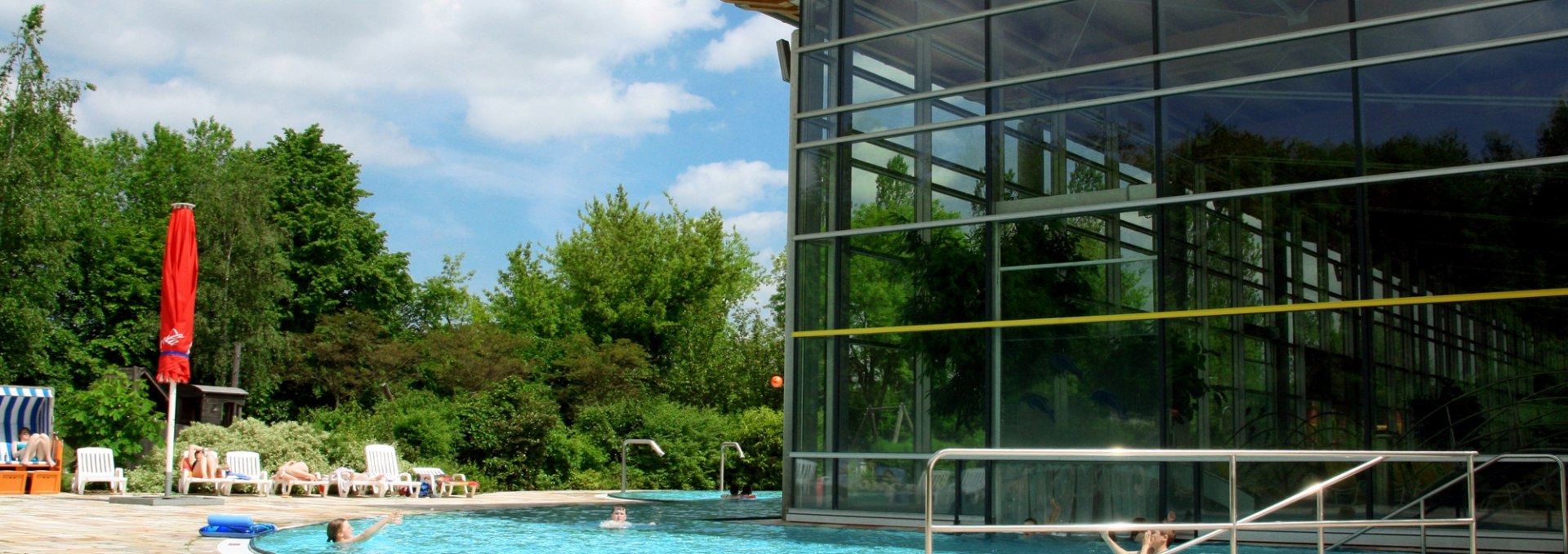 Außenbecken bei schönem Wetter, © David Ritter / © Freizeitbad Greifswald