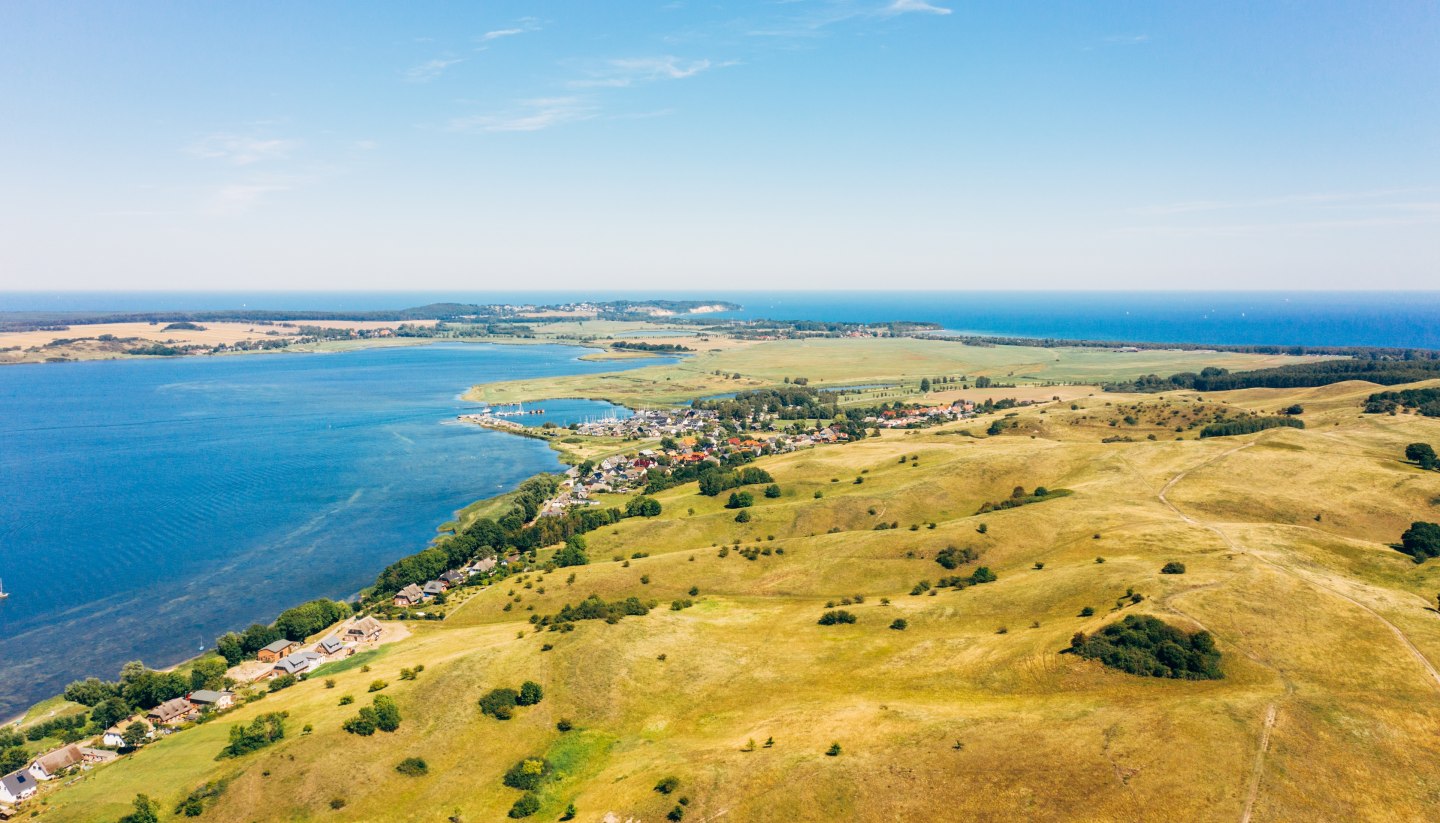 Die Zicker Berge auf der Halbinsel Mönchgut bieten eine atemberaubende Aussicht auf die weite Landschaft und das glitzernde Wasser der Ostsee – ein Paradies für Naturfreunde und Ruhesuchende., © TMV/Friedrich