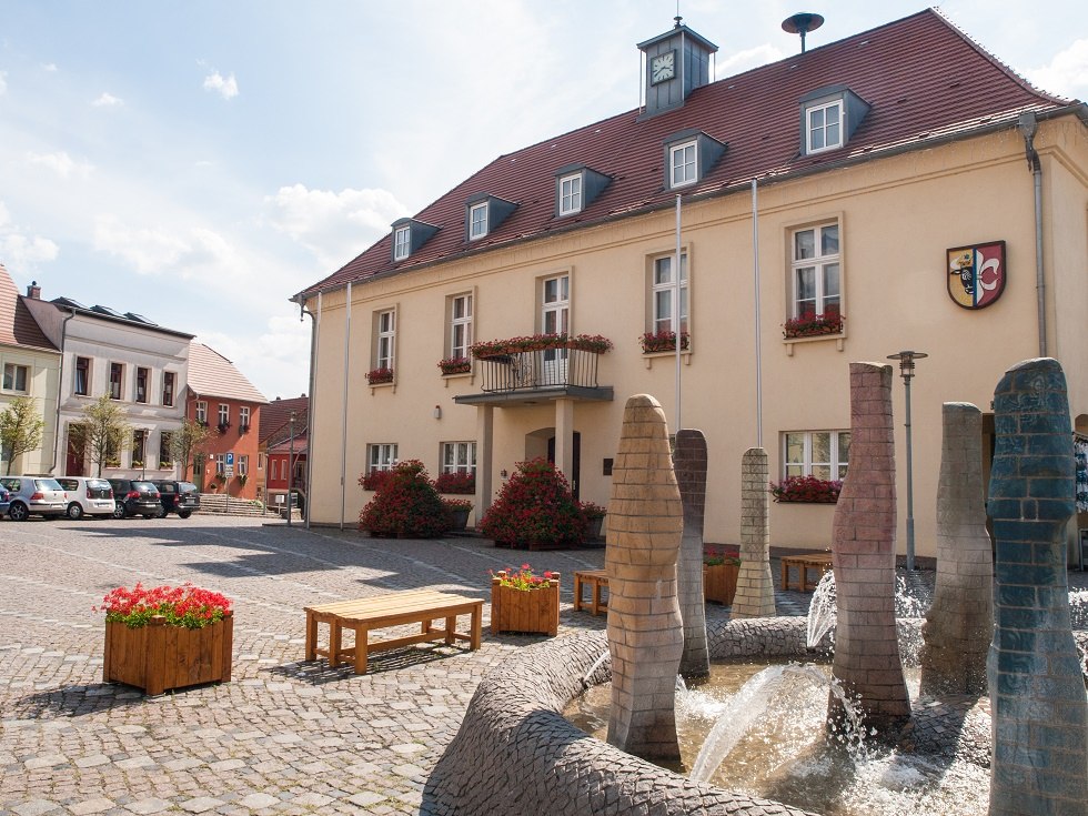 Der Tessiner Rathaus mit Springbrunnen im Vordergrund., © Frank Burger