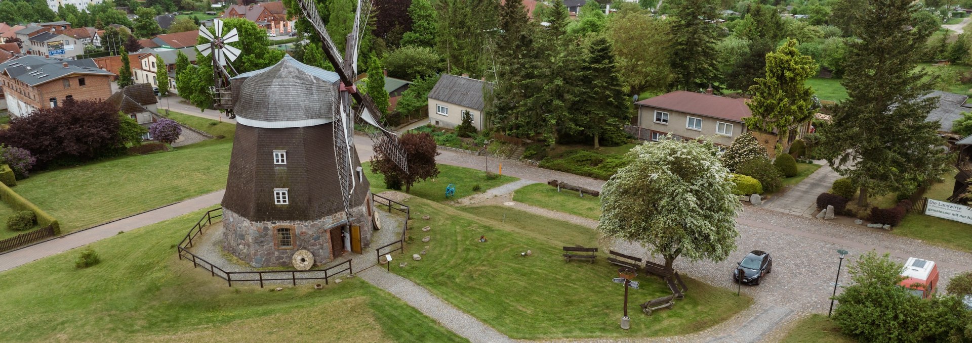 Die Mühlenstadt Woldegk weist noch heute stolze vier Mühlen vor. In der schiefernden Holländermühle aus dem 18. Jahrhundert kann man Mühlenwart Toralf Pfeiffer einen Besuch im Mühlenmuseum abstatten., © TMV/Gross