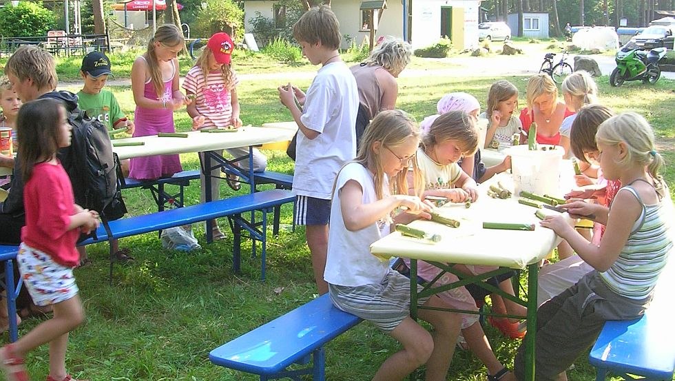 Kinder beim Malen und Basteln, © Natur Camping Usedom