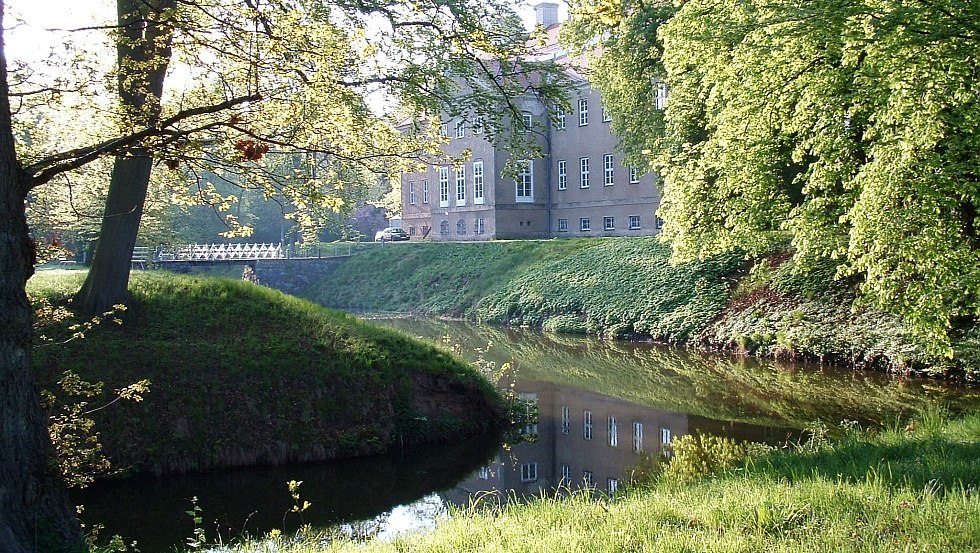 Ansicht auf das Schloss und die Brücke zur Schlossinsel von der Parkseite, © Barockschloß zu Griebenow e.V.