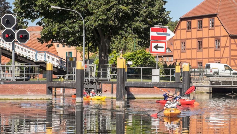 Unsere schöne Altstadt Tour, vorbei an Fach- und Backsteinhäusern durch die Schleuse unter der Hubbrücke durch bis zum Plauer See., © Monty Erselius