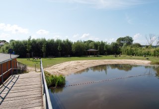 Blick auf die Naturbadestelle am Campingplatz, © Peenecamp