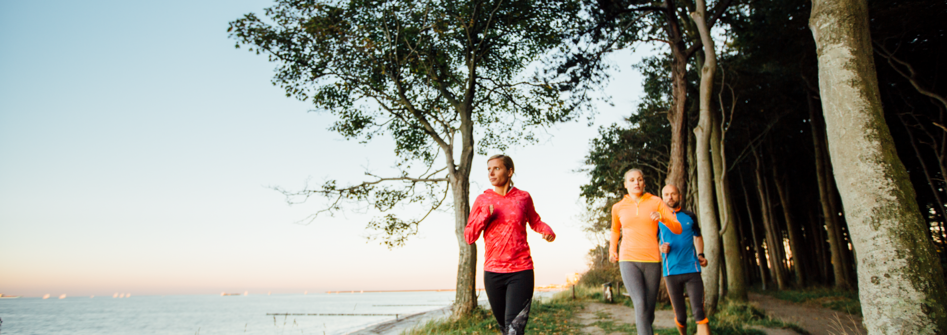 Joggen abends entlang der Steilküst, © TMV/Roth