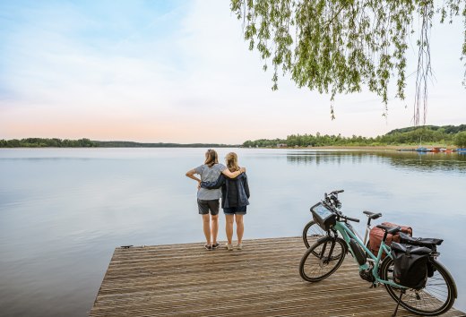 Mit dem Fahrrad auf dem Fernradweg Berlin-Kopenhagen am Krakower See