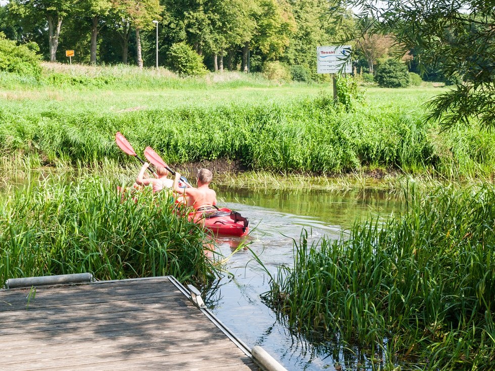 Eine Kanubesatzung legt gerade vom Steg ab., © Frank Burger