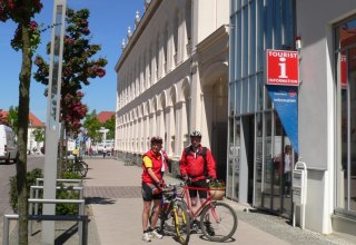 Radler an der Touristinformation, © Stadt Neustrelitz