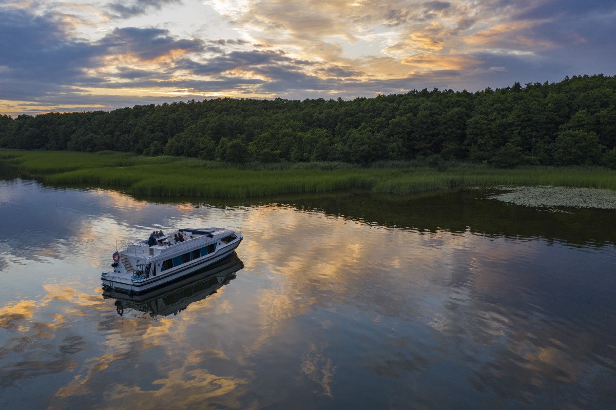 Ankern im Sonnenuntergang mit le boat, © Holger Leue