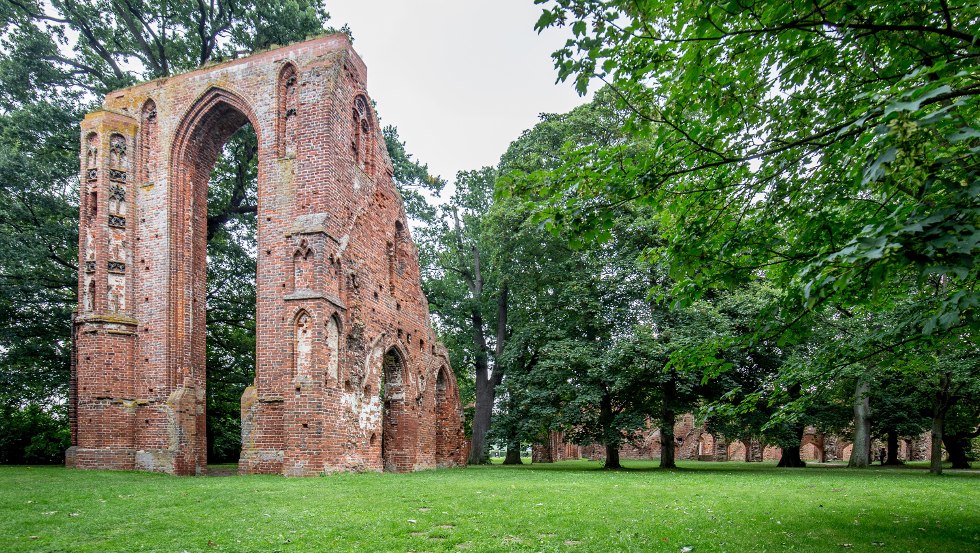 Die beeindruckende Klosterruine Eldena bei Greifswald verzaubert mit ihrer Romantik, © TMV/Krauss