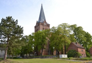 Die Kirche aus der Sicht der alten Stadtgrenze mit alter Schule aus südwestlicher Richtung., © Lutz Werner