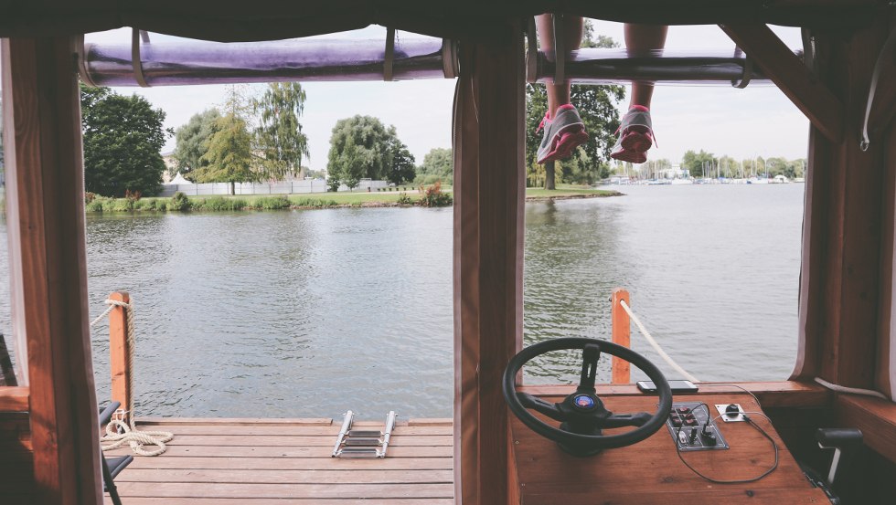 Seele und Beine baumeln lassen bei einer Fahrt mit dem Floß über den Ziegelsee bei Schwerin, © TMV/S. H. Witzel