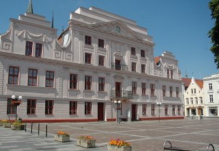 Das Güstrower Rathaus mit klassizistischer Fassade, © Christoph Nahr