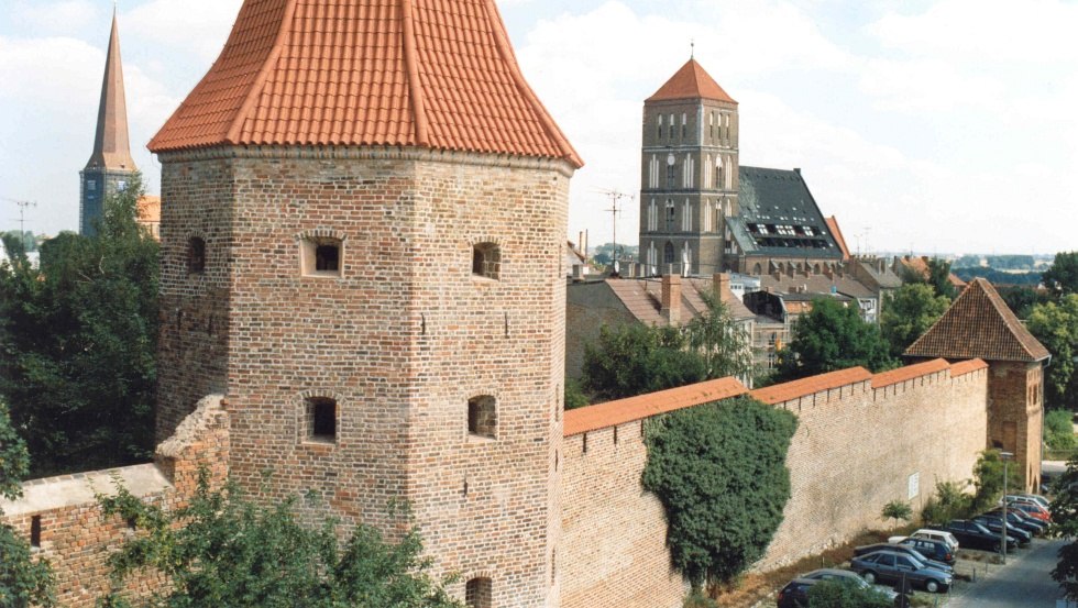 Wallanlagen mit Petri- und Nikolaikirche im Hintergrund, © Irma Schmidt