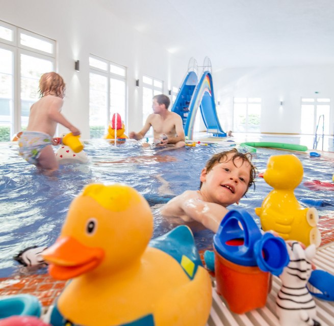 Mit der Wasserrutsche, unzähligen Quietsche-Enten, Gießkannen, Eimern und Co. ist im Kleinkindbecken immer genügend geboten., © TMV/Krauss