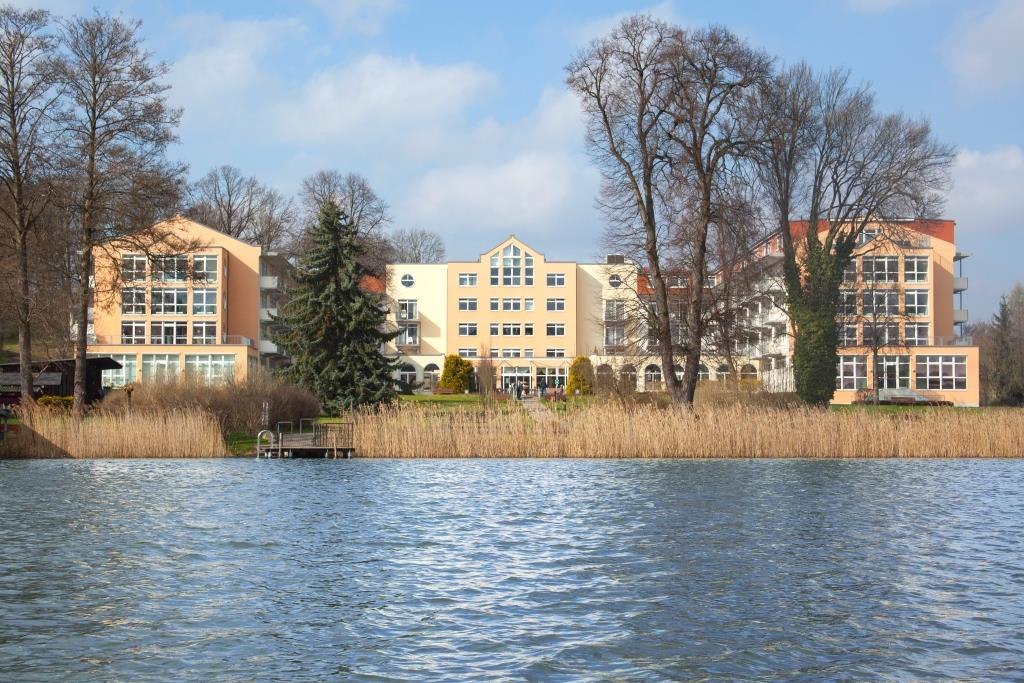 Blick vom See auf die Klinik, © Sonja Trabandt