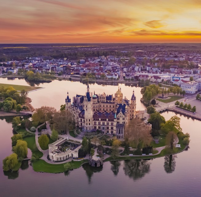 Traumhafte Lage: Schloss Scherin auf einer kleinen Insel im Schweriner See, © SSGK MV / Timm Allrich