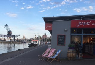 Jacques’ Wein-Depot direkt im Stadthafen Rostock, © Jacques’ Wein-Depot Rostock