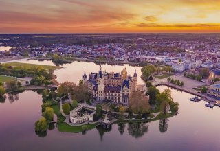 Traumhafte Lage: Schloss Scherin auf einer kleinen Insel im Schweriner See, © SSGK MV / Timm Allrich