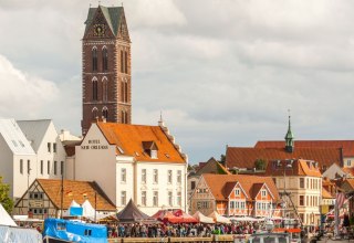 Nur der 80 m hohe Kirchturm ist als weithin sichtbares Wahr- und Seezeichen erhalten geblieben, © TZ Wismar, Alexander Rudolph