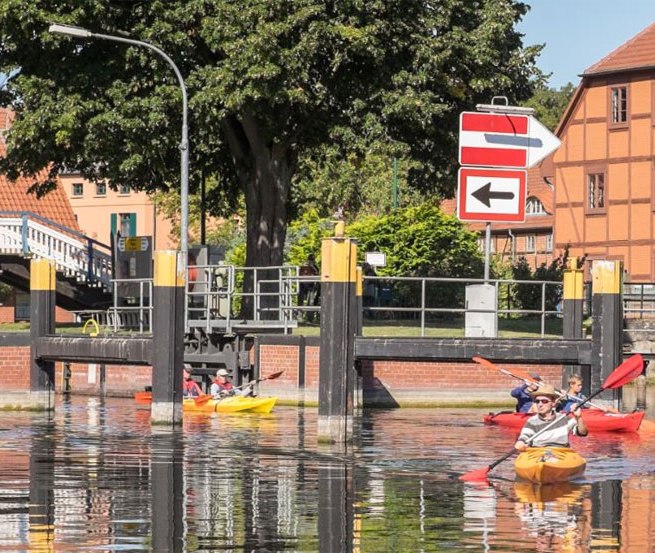 Unsere schöne Altstadt Tour, vorbei an Fach- und Backsteinhäusern durch die Schleuse unter der Hubbrücke durch bis zum Plauer See., © Monty Erselius