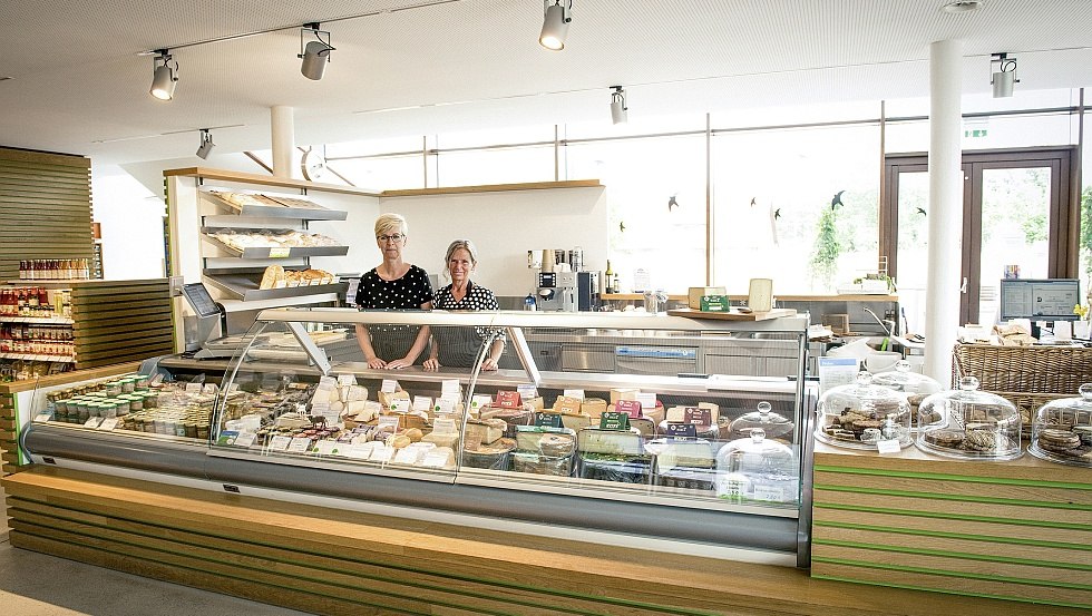 Verkauf von frischen Milchprodukten im Hofladen der Gläsernen Molkerei, © Gläserne Molkerei