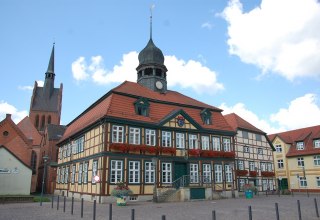 Das Grabower Rathaus steht repräsentativ im Zentrum der Fachwerkstadt., © Gabriele Skorupski