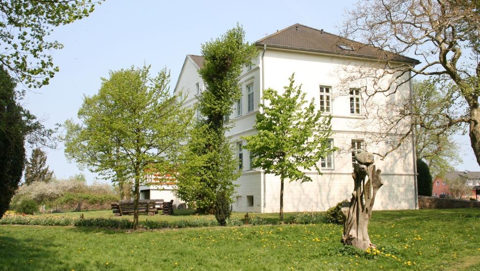 Blick aus dem Skulpturenpark auf das Herrenhaus, © Klaus-Dieter Bartsch