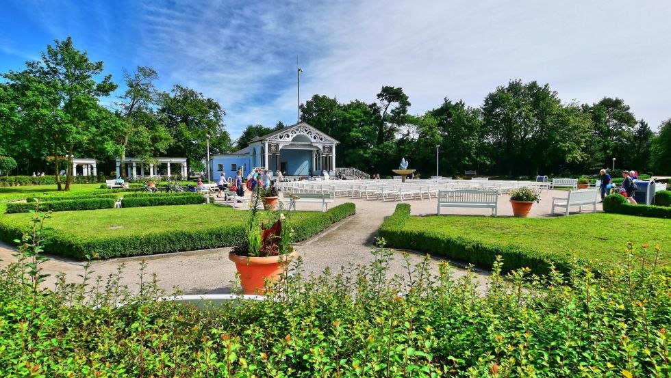 Der Kurpark Boltenhagen bildet den Mittelpunkt des Ortsgeschehens, © Bernd Kühn