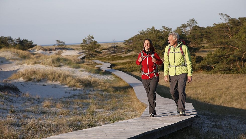 Lohnender Holzweg: Auf dem Darß führen viele Wege direkt ans Meer, © TVFDZ/outdoor-visions.com