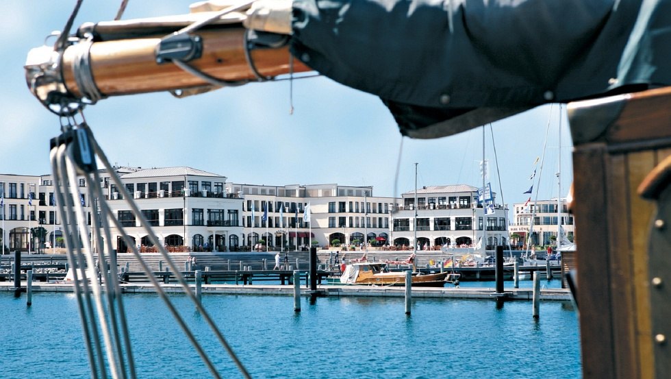 Die Yachthafenresidenz Hohe Düne vom Hafen aus, © Yachthafenresidenz Hohe Düne, www.hohe-duene.de