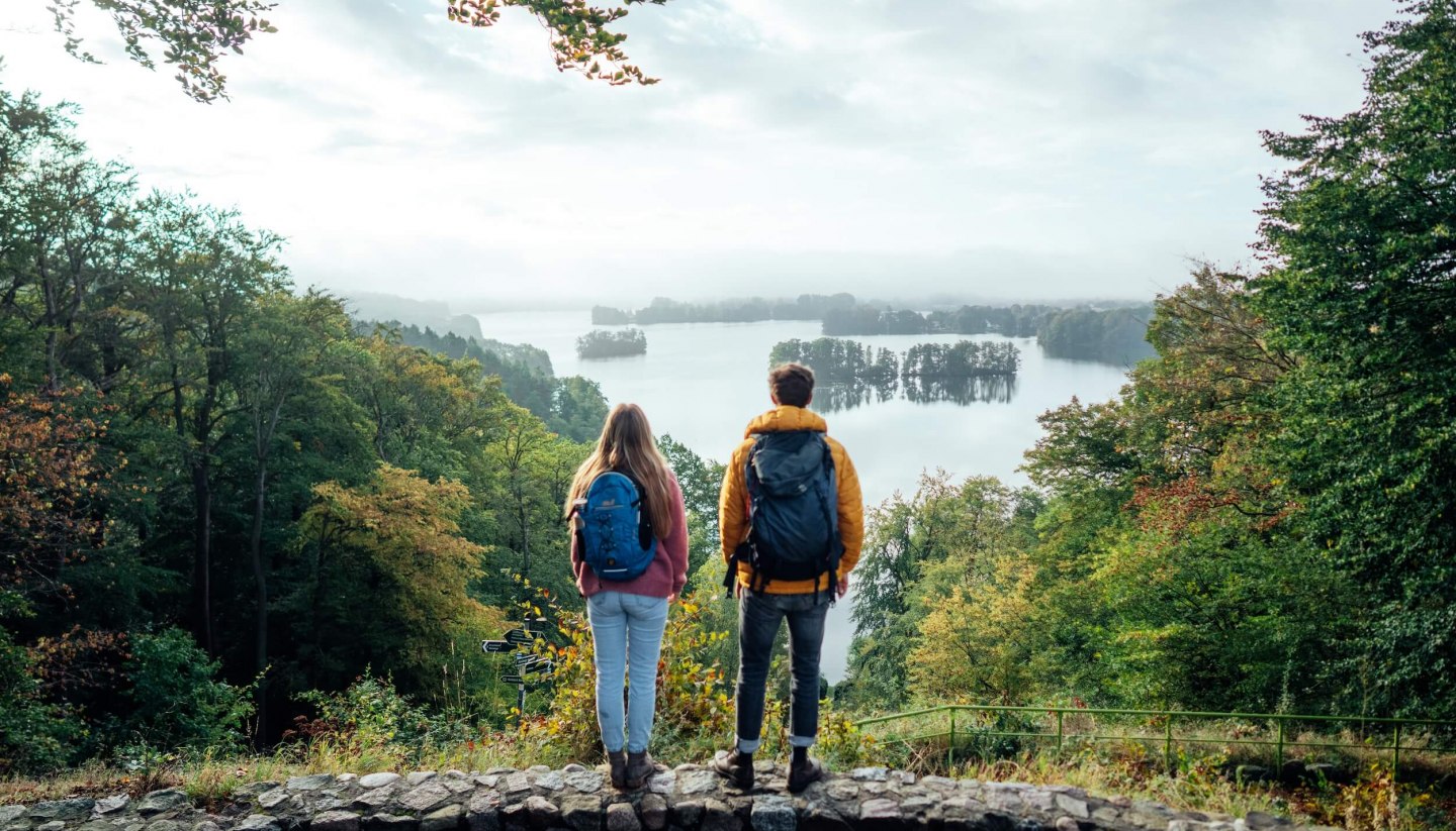 Wandern auf dem Naturparkweg am Aussichtspunkt Reiherberg