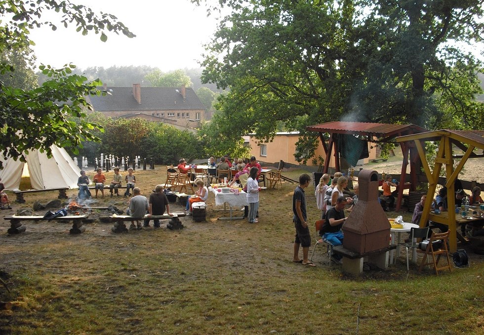 Gemeinsames Abendessen auf dem Grillplatz., © Zebef e.V.