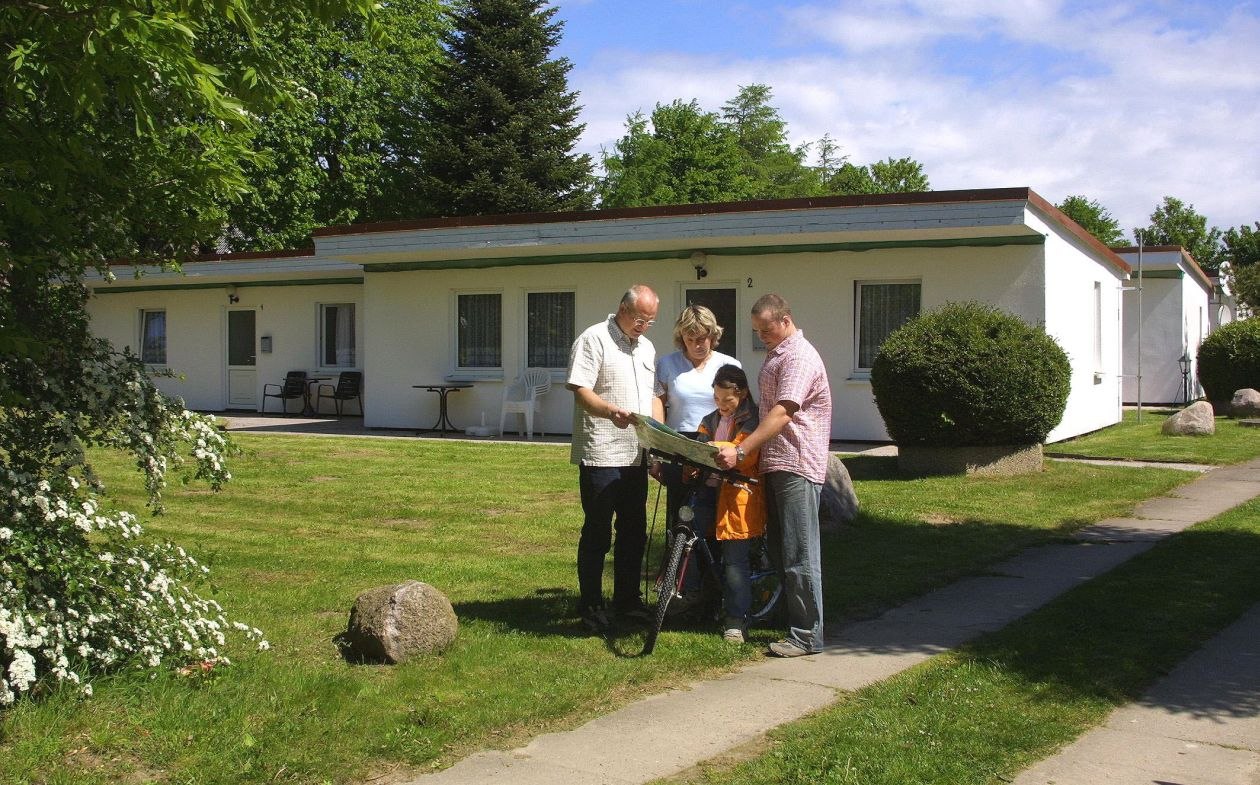 Familie vor dem Bungalow Jagdweg 24, © Ferienbungalow Jagdweg 24