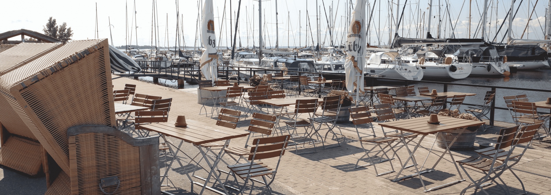 Sitzgelegenheiten mit Blick auf das Wasser, © TMV/Gohlke