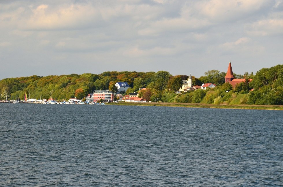 Blick auf Altefähr mit St. Nikolai Kirche, © Tourismuszentrale Rügen