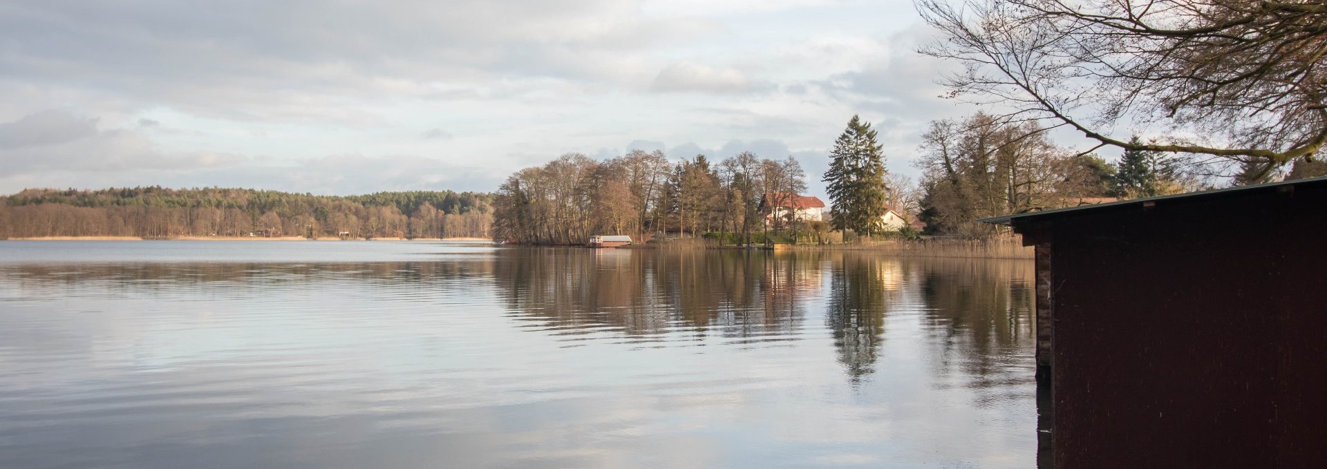 Zum Objekt gehören auch Ruderboot und Badeplattform, © C. Reinhold