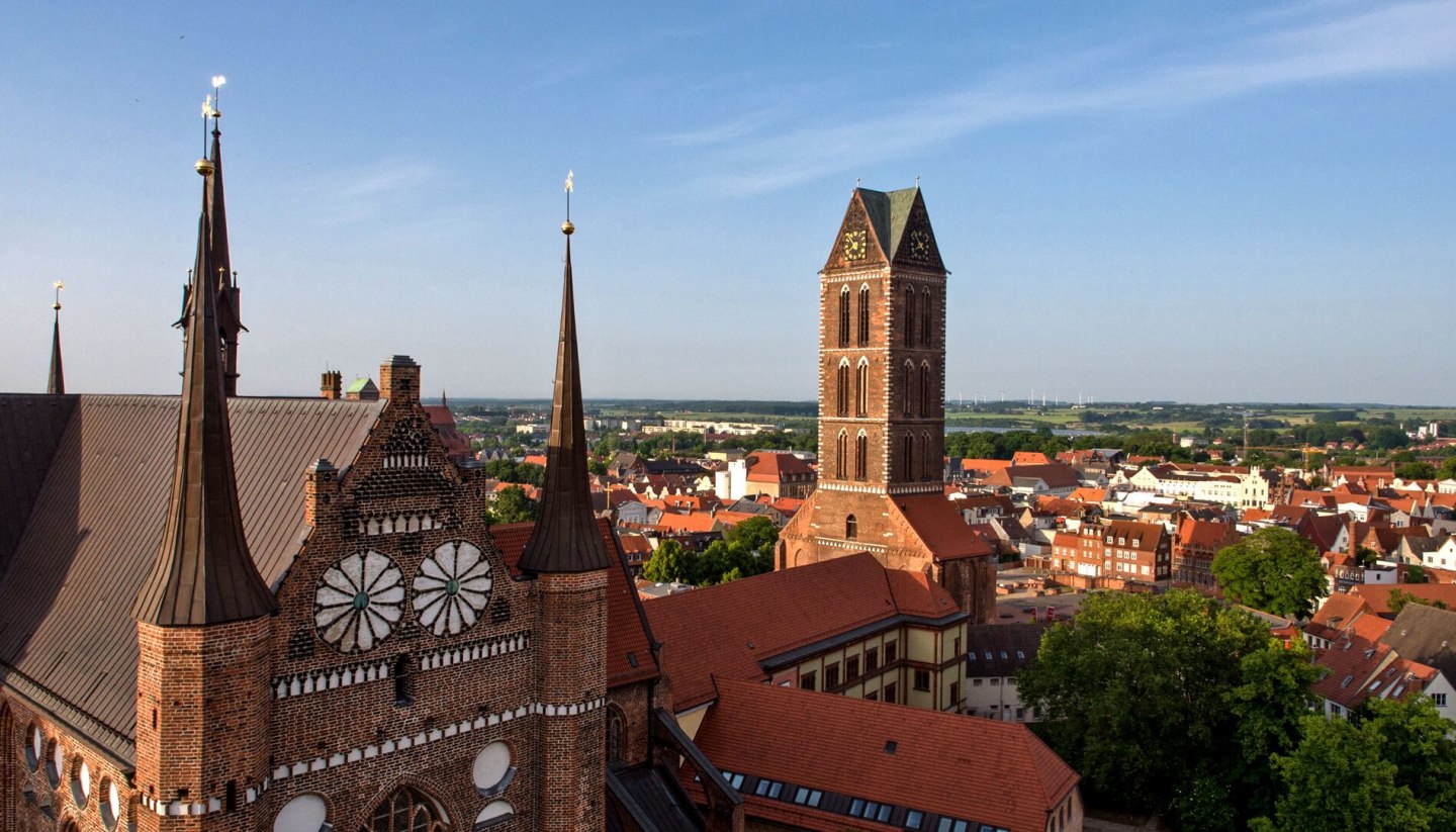 Luftbild von der Hansestadt Wismar mit Blick auf die St. Georgen Kirche und den St. Marienkirchturm., © TMV/Henig