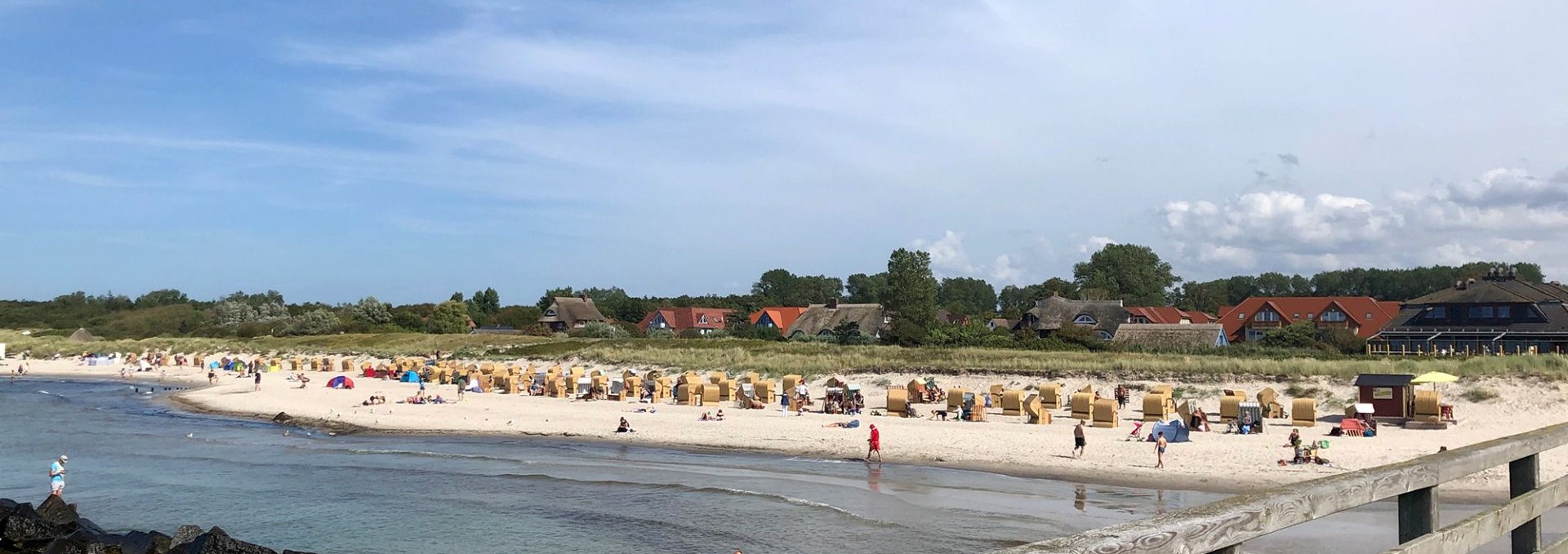 Auf der Seeseite ein weitläufiger, feinsandiger Strand und die 240m lange Seebrücke, © Fremdenverkehrsverein e. V. Ostseebad Wustrow - Dana Wesselburg