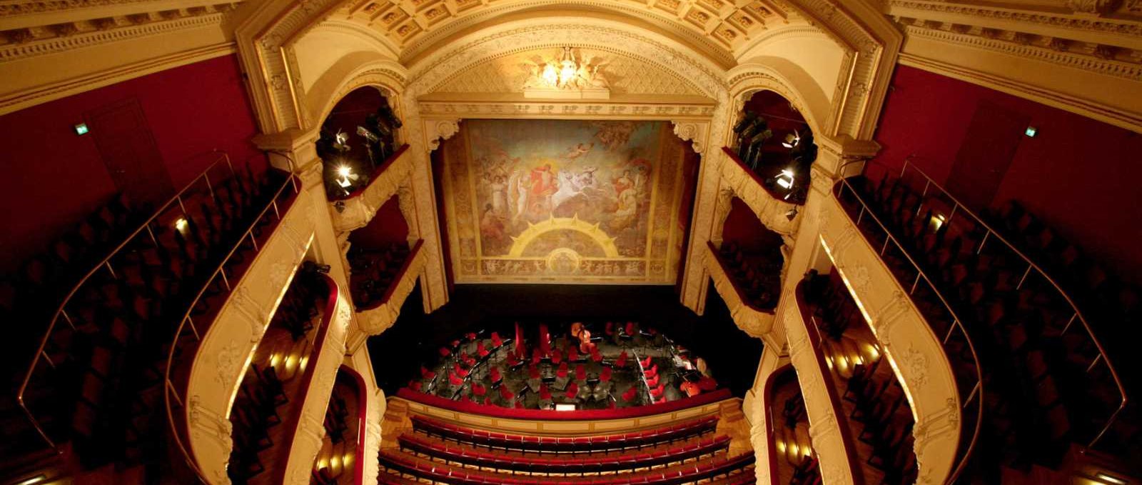 Blick von den oberen Rängen in den Zuschauerraum und auf die Bühne des Großen Hauses des Mecklenburgischen Staatstheaters in Schwerin., © Mecklenburgisches Staatstheater